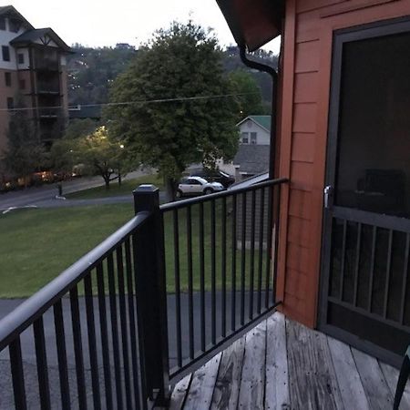 Spacious Downtown Condo Walking Distance To Downtown Gatlinburg Sleeps 6 Guests Экстерьер фото