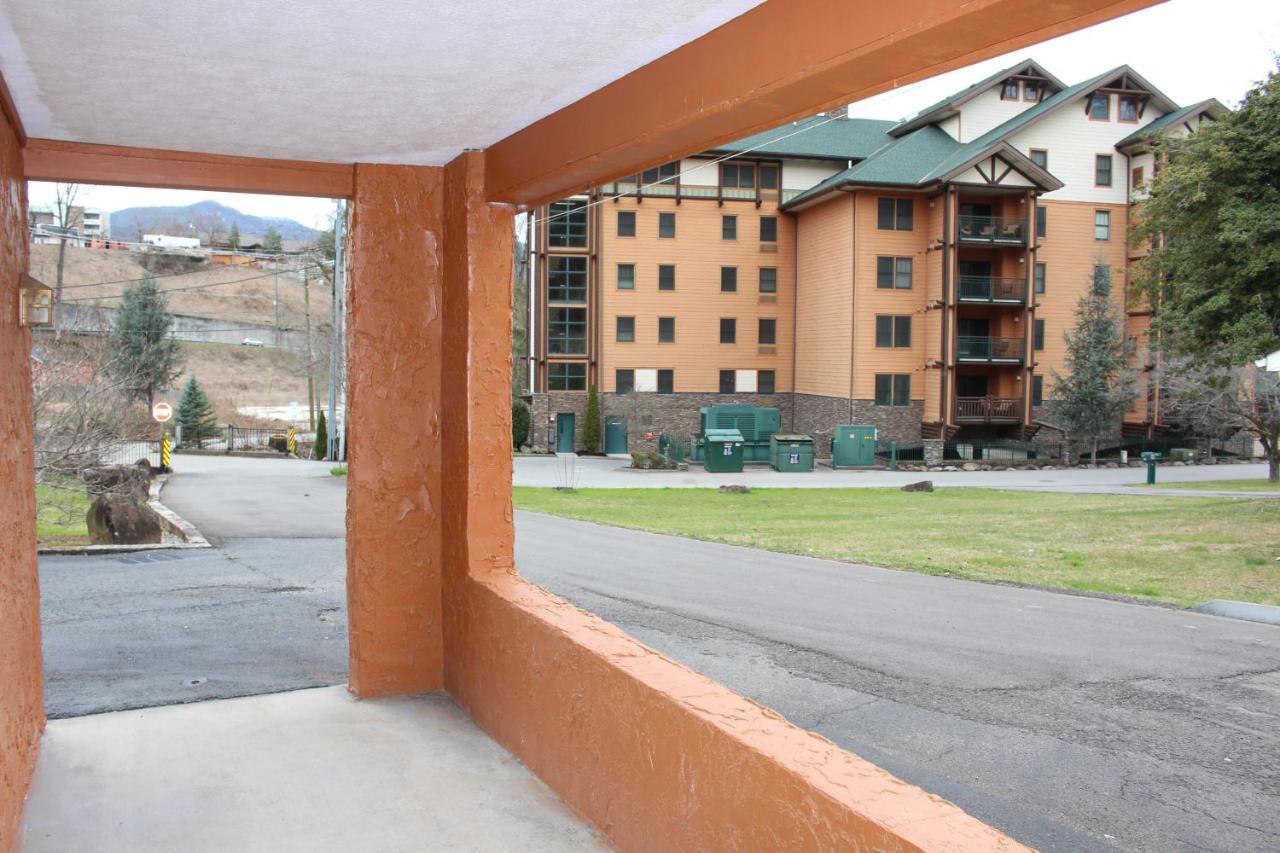 Spacious Downtown Condo Walking Distance To Downtown Gatlinburg Sleeps 6 Guests Экстерьер фото