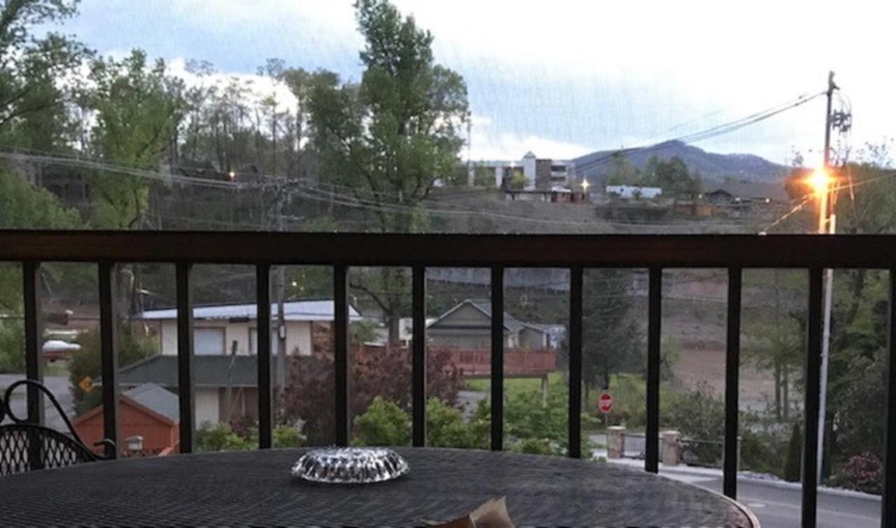 Spacious Downtown Condo Walking Distance To Downtown Gatlinburg Sleeps 6 Guests Экстерьер фото
